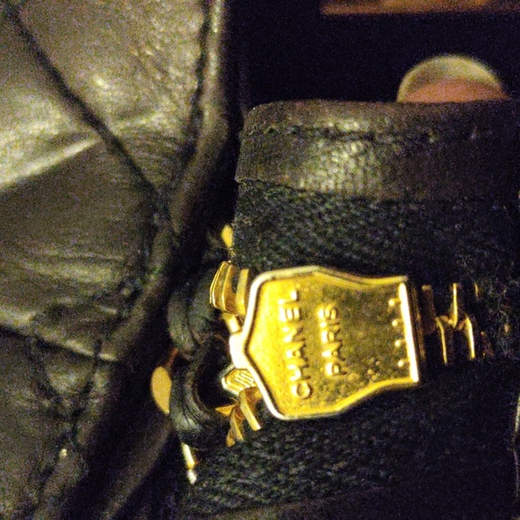 Chanel Black Quilted Leather Shoulder Bag - Picture 4 of 16